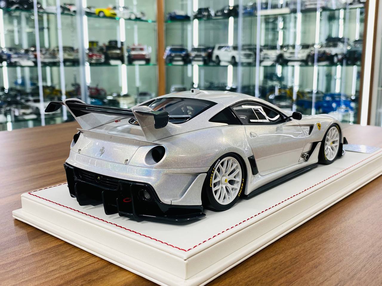 1/18 resin Davis & Giovanni Ferrari 599XX EVO Color- Pearl White Limited- 20 pcs