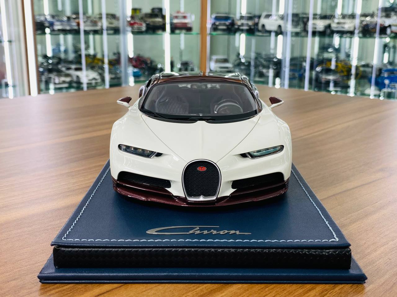 1/18 Resin | MR Collection Bugatti Chiron in Red Carbon/Glacier, Limited to 149 Pcs