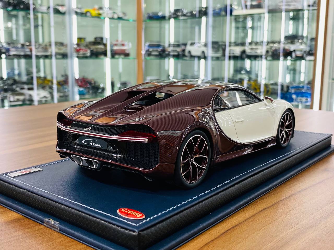 1/18 Resin | MR Collection Bugatti Chiron in Red Carbon/Glacier, Limited to 149 Pcs