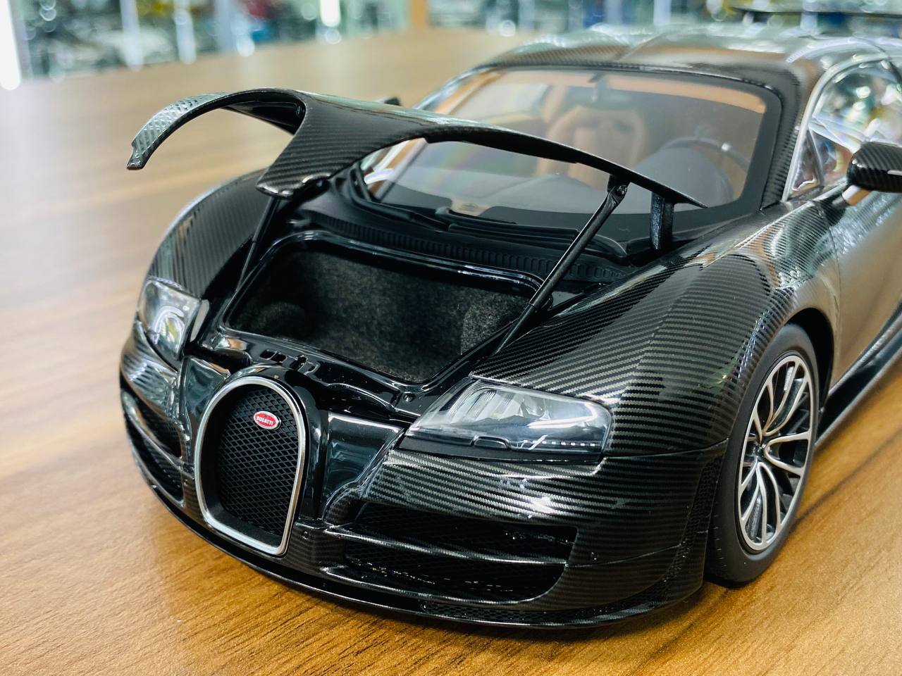 1/18 Diecast AutoArt Bugatti Veyron 16.4 Super Sport in Black Carbon