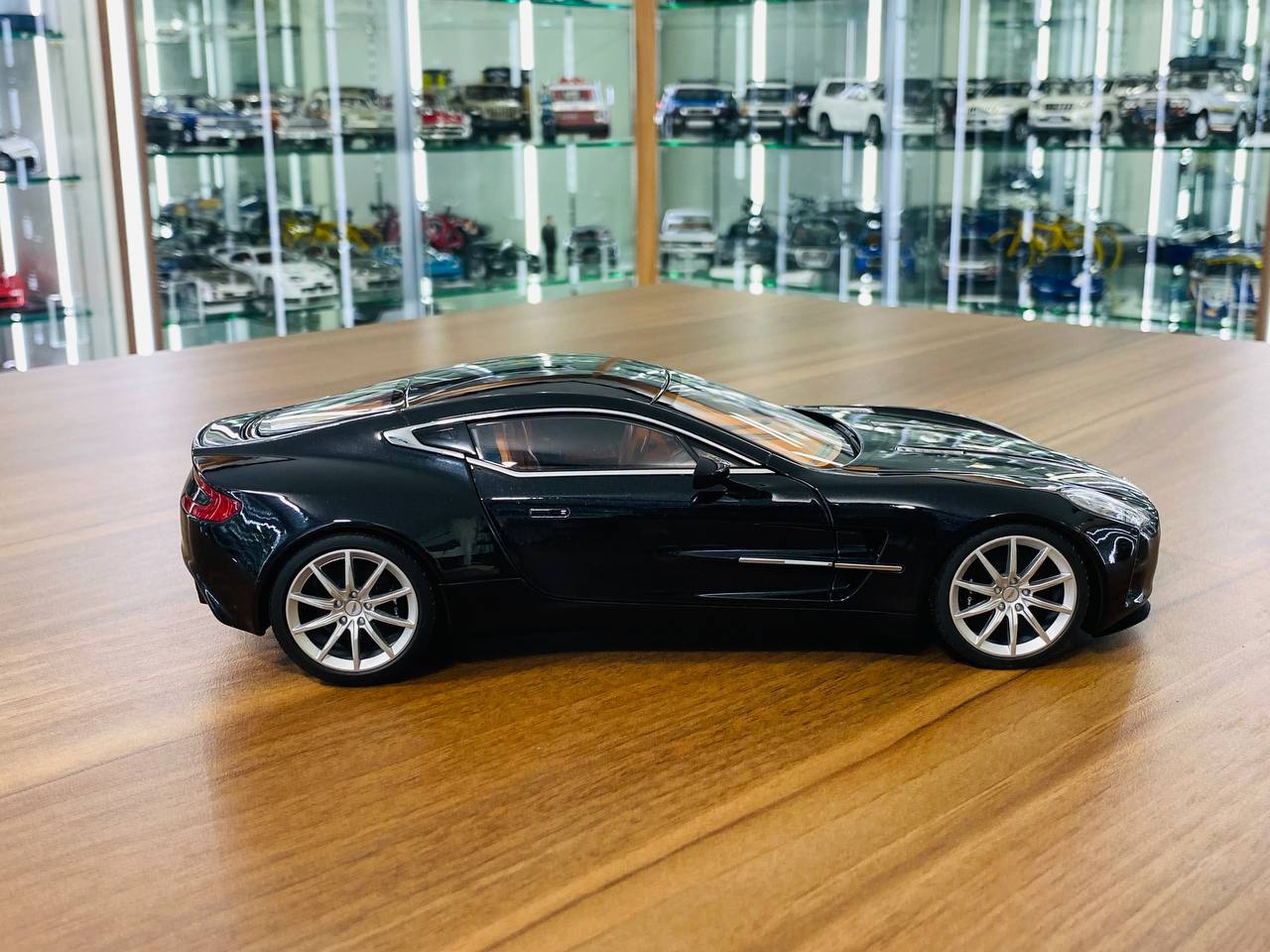 1/18 Diecast AutoArt Aston Martin One-77 in Black