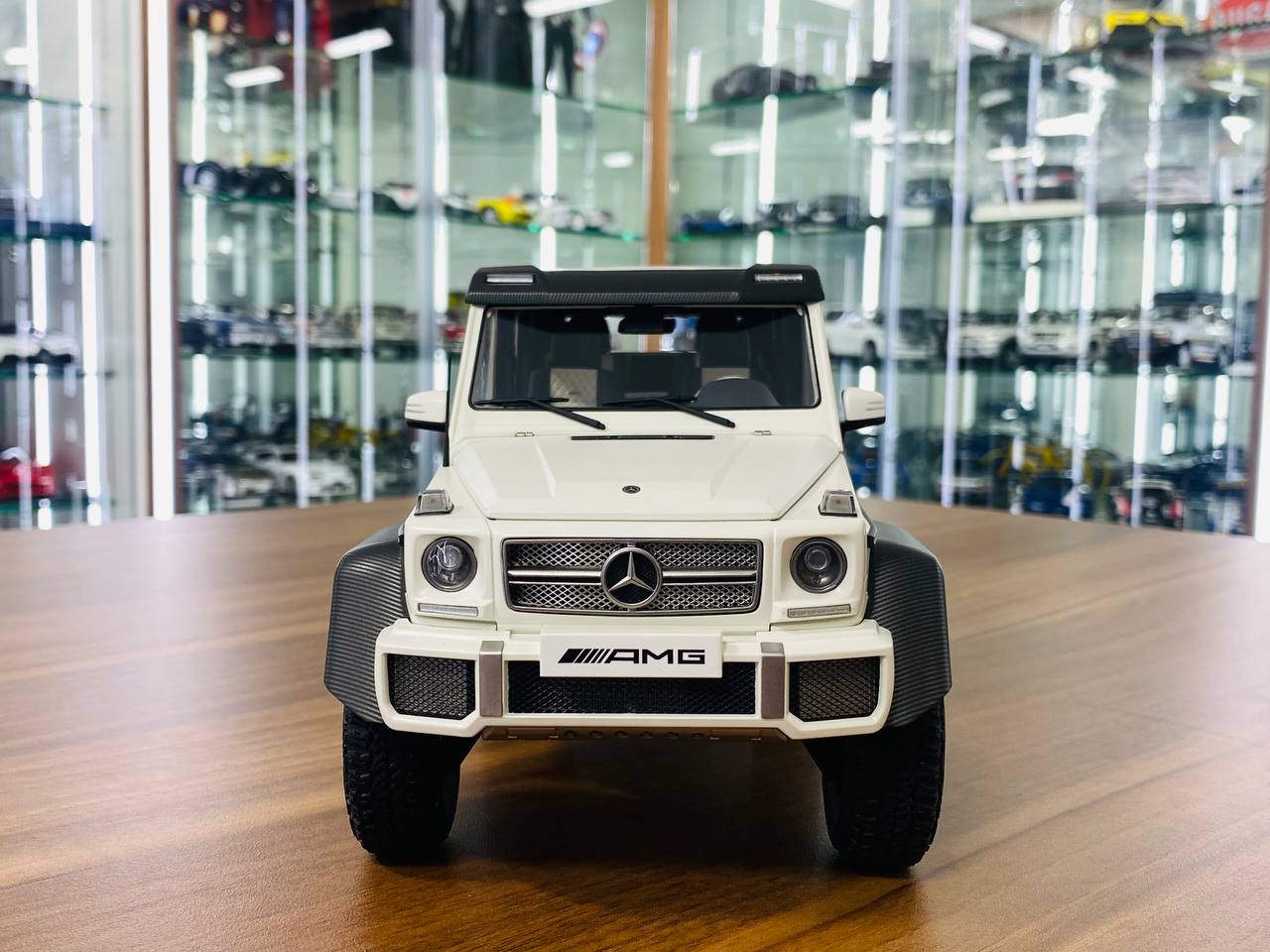 1/18 Diecast AutoArt Mercedes Benz G 63 AMG 6x6 in White (Full Opening)