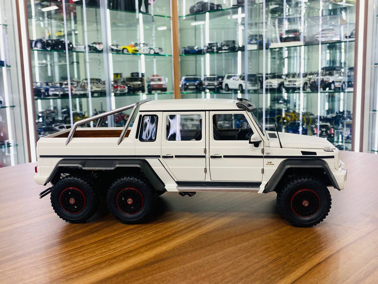 1/18 Diecast AutoArt Mercedes Benz G 63 AMG 6x6 in White (Full Opening)