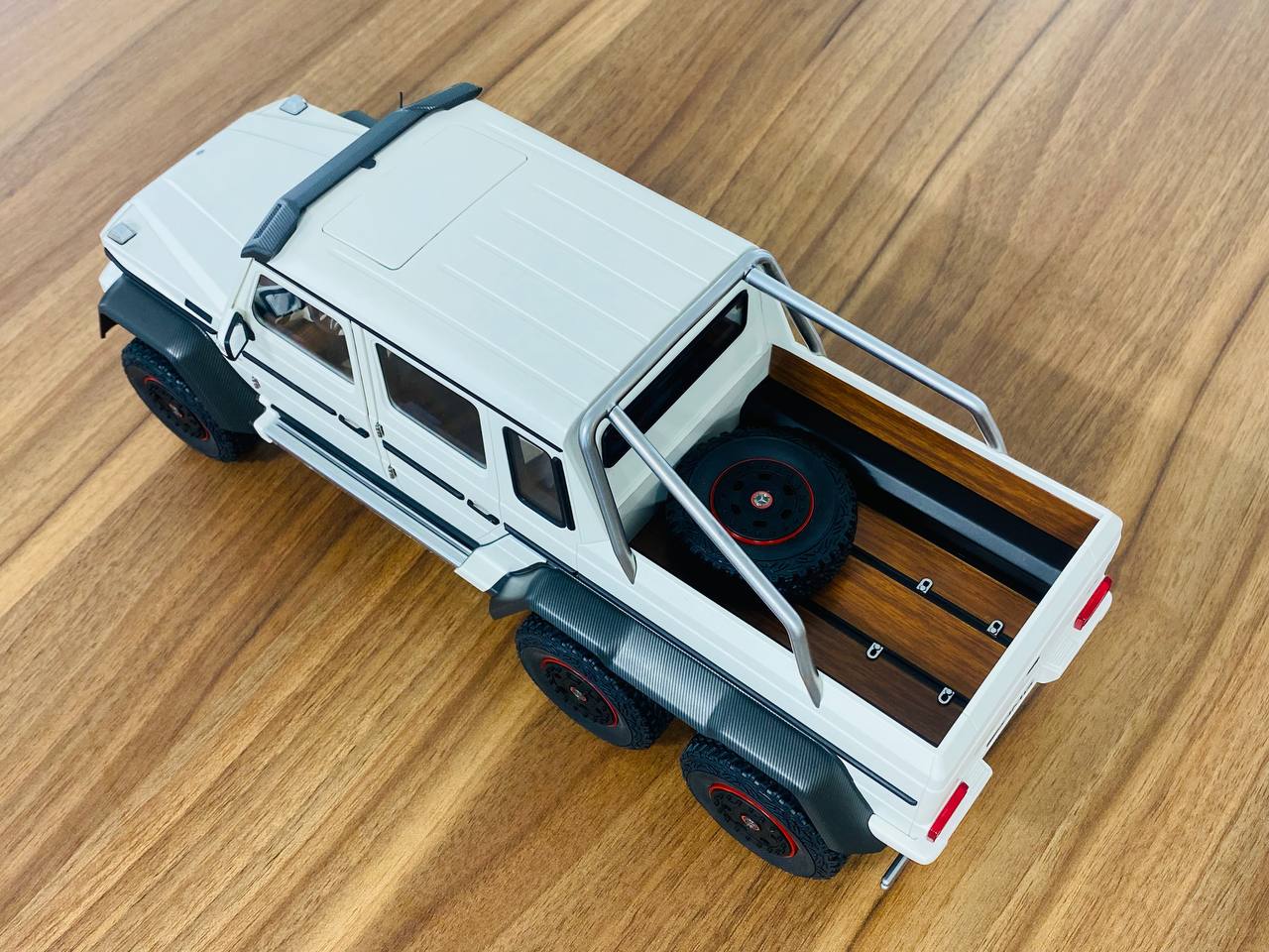 1/18 Diecast AutoArt Mercedes Benz G 63 AMG 6x6 in White (Full Opening)