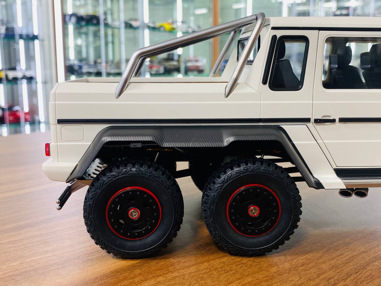 1/18 Diecast AutoArt Mercedes Benz G 63 AMG 6x6 in White (Full Opening)