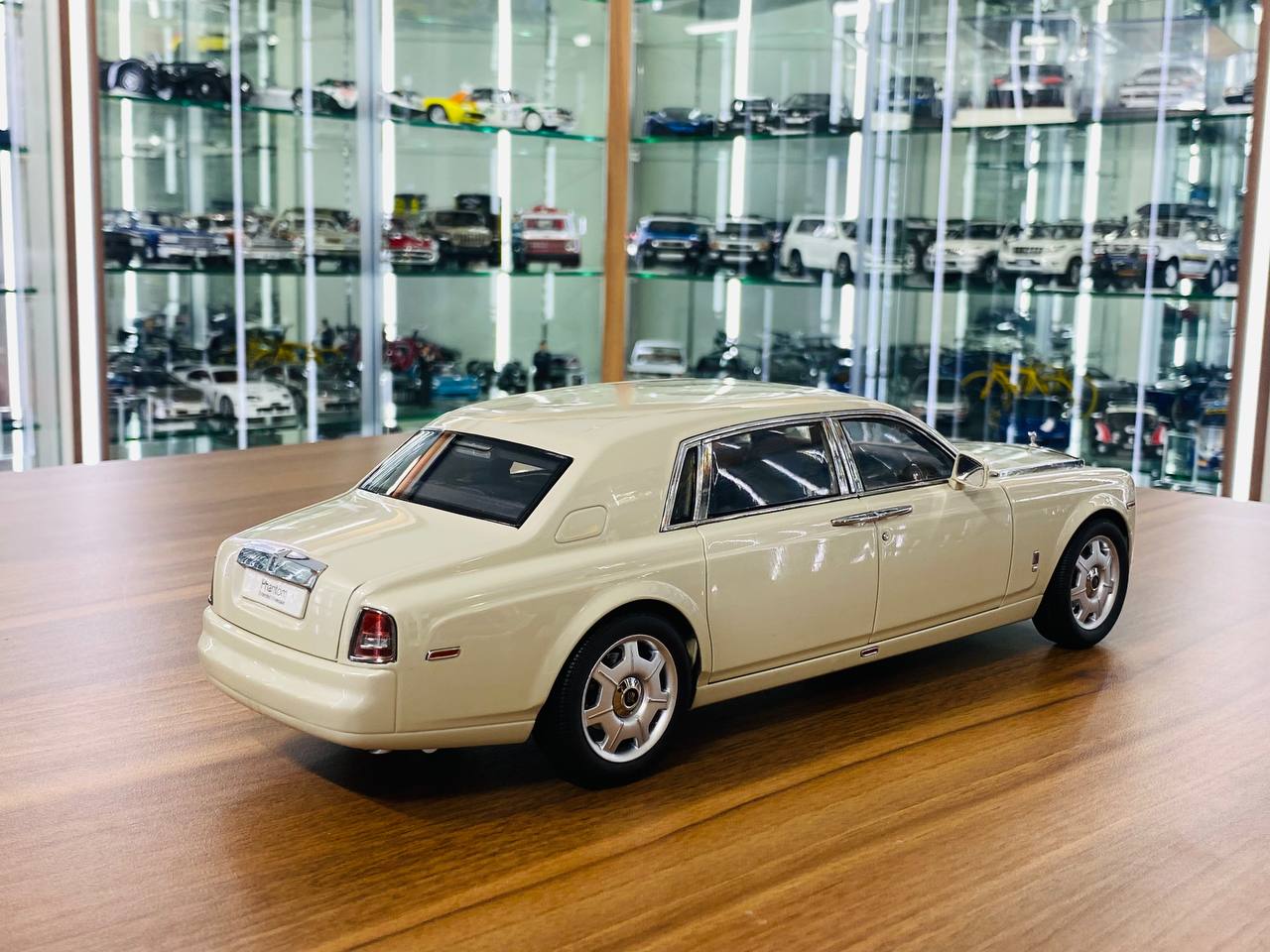 1/18 Diecast Kyosho Rolls Royce Phantom Extended Wheelbase in White (Full Opening)