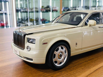 1/18 Diecast Kyosho Rolls Royce Phantom Extended Wheelbase in White (Full Opening)