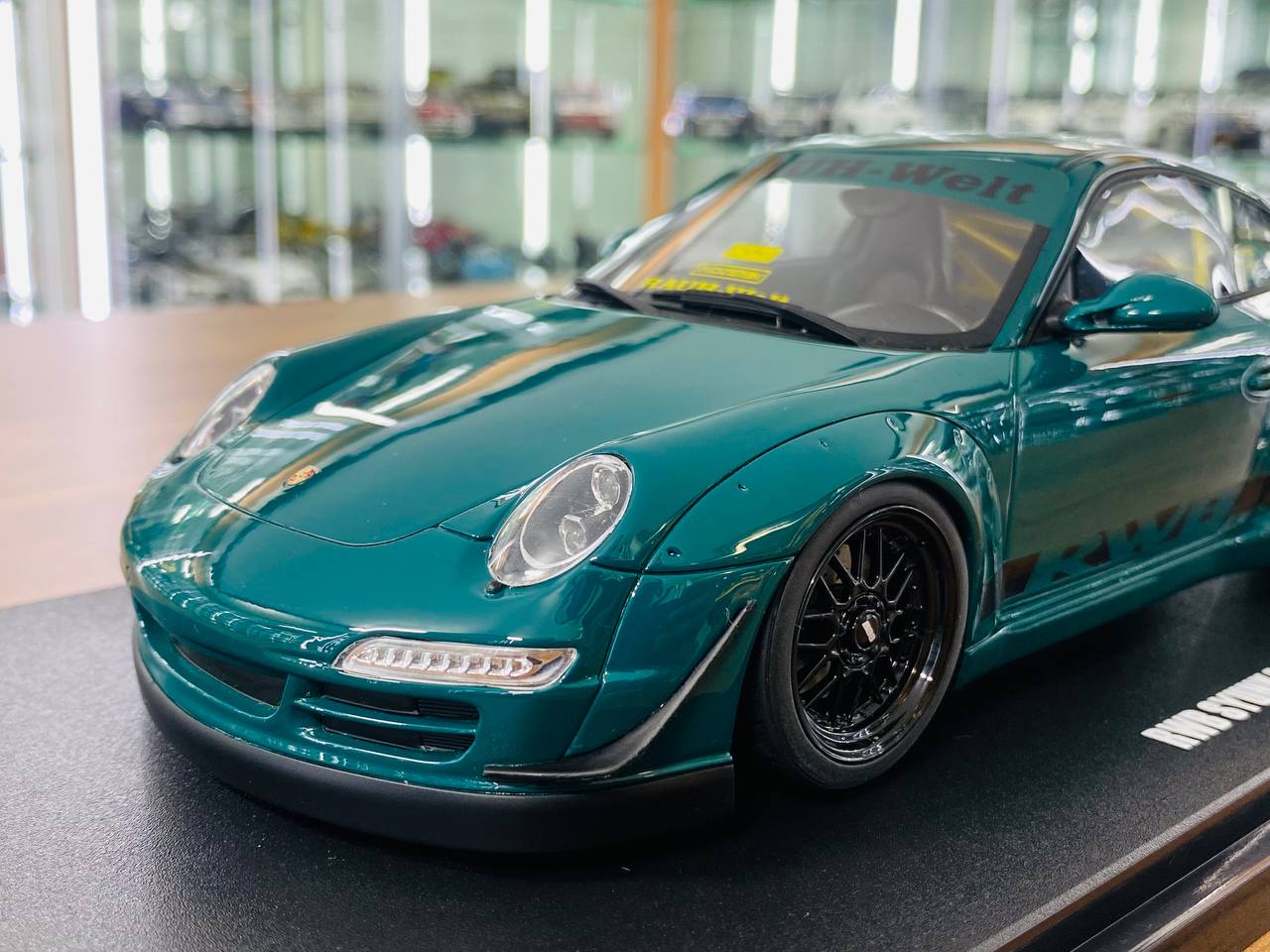 1/18 Resin GT Spirit Porsche RWB SYUNKASHUTO in Green - Limited Edition