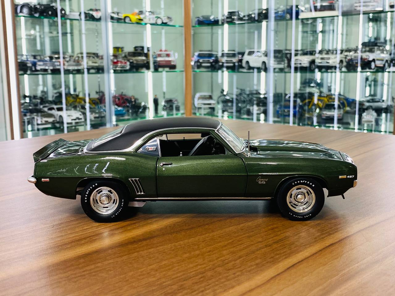 1/18 Diecast Model - Highway 61 Chevrolet Camaro SS 1969 in Fathom Green, Full Opening