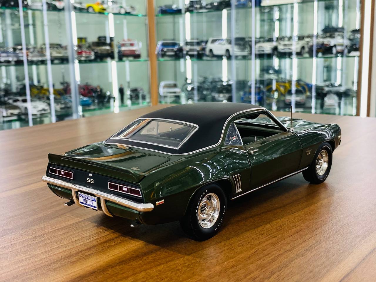 1/18 Diecast Model - Highway 61 Chevrolet Camaro SS 1969 in Fathom Green, Full Opening