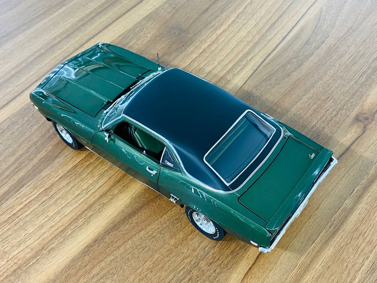 1/18 Diecast Model - Highway 61 Chevrolet Camaro SS 1969 in Fathom Green, Full Opening