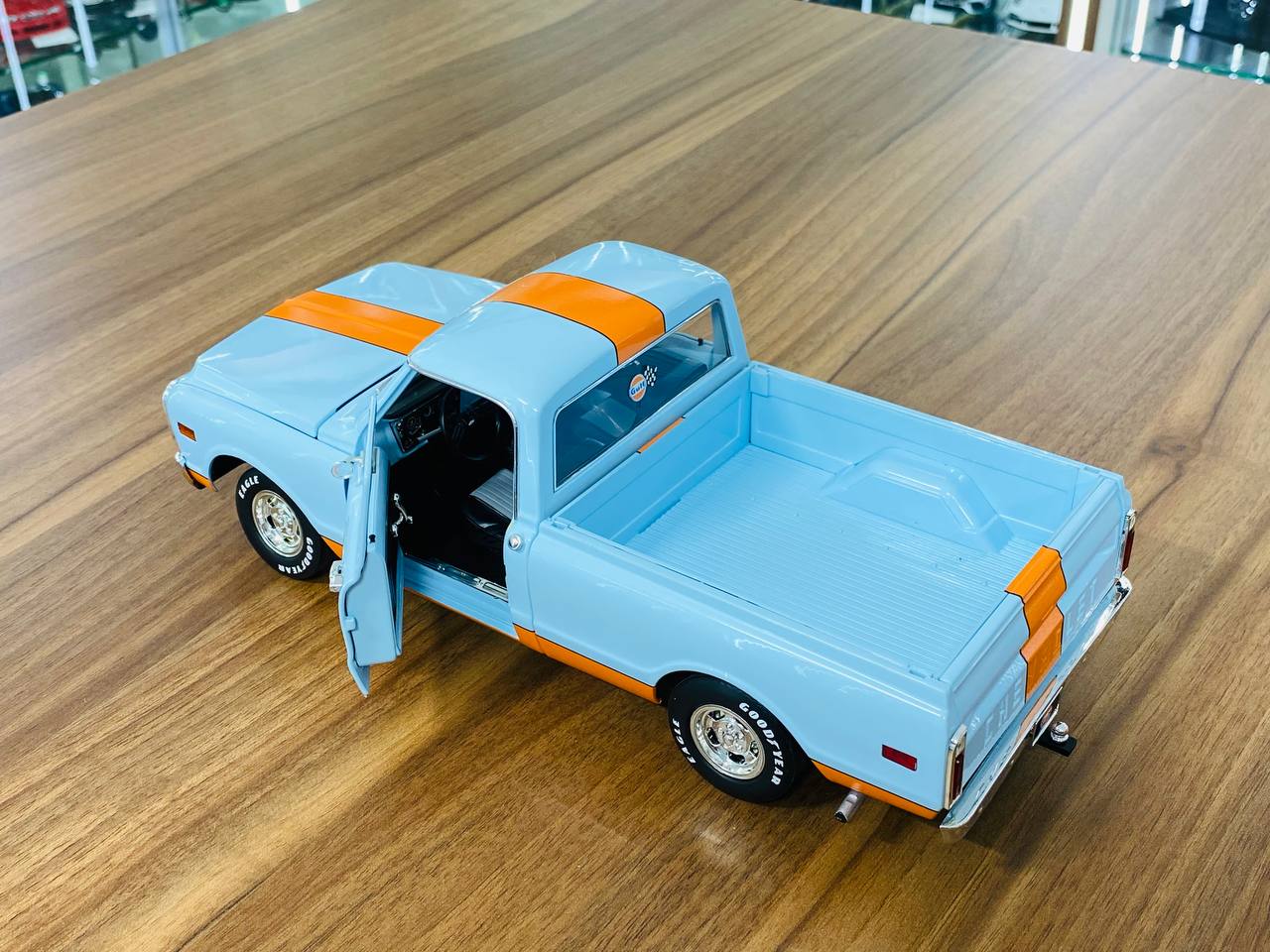 1/18 Diecast Model - ACME Chevrolet C-10 Gulf Racing 1968 in Gulf Colors, Full Opening