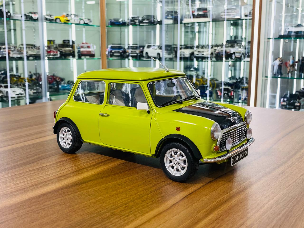 1/12 Diecast Model - Kilo Works Mr. Bean’s MINI Cooper Custom Painted (Full Opening)