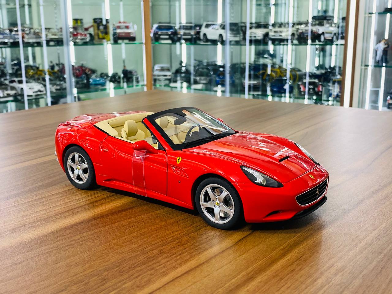 1/18 Diecast - Hotwheels Elite Ferrari California in Red/Beige