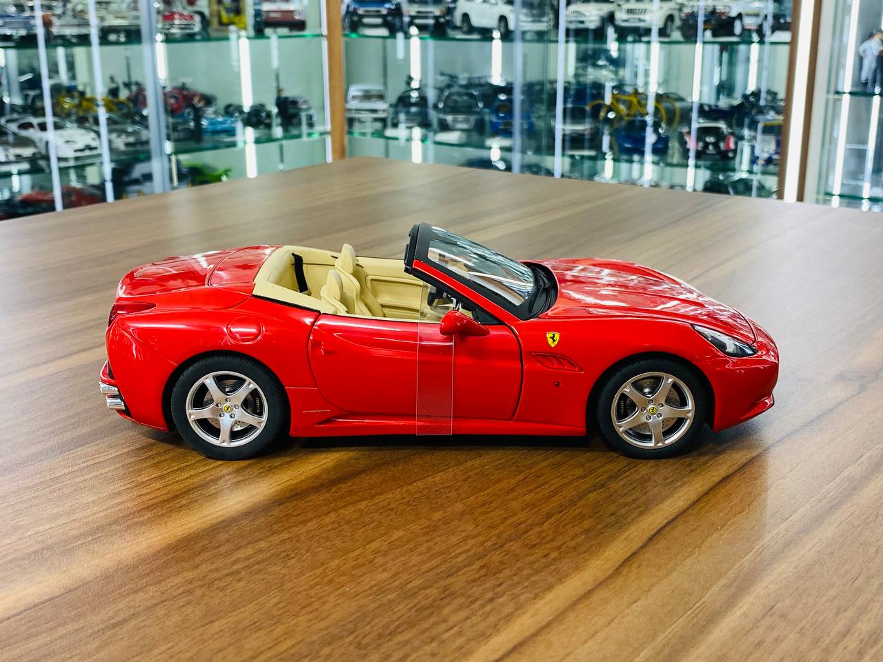 1/18 Diecast - Hotwheels Elite Ferrari California in Red/Beige