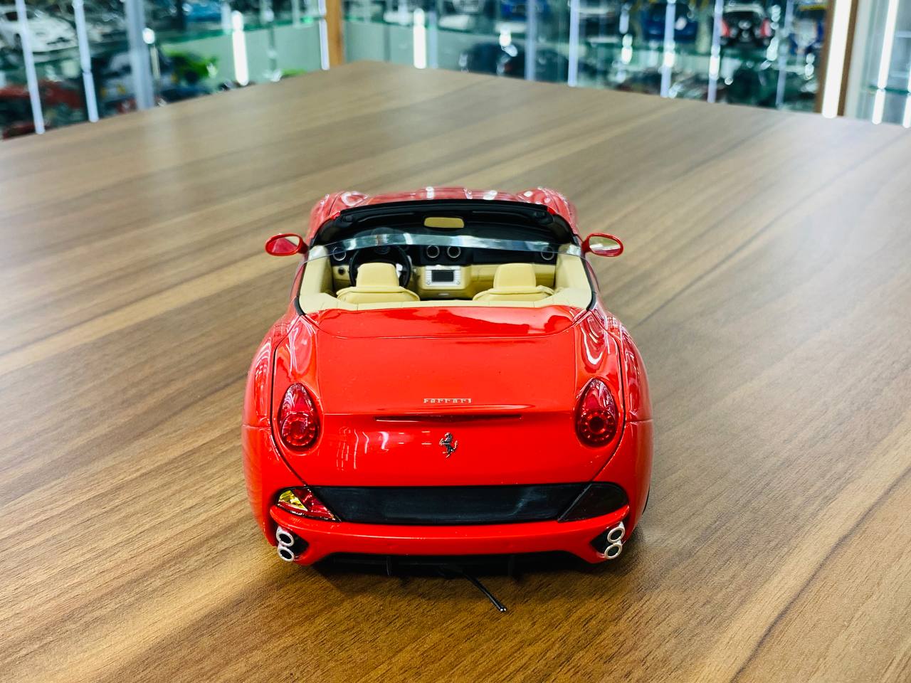 1/18 Diecast - Hotwheels Elite Ferrari California in Red/Beige