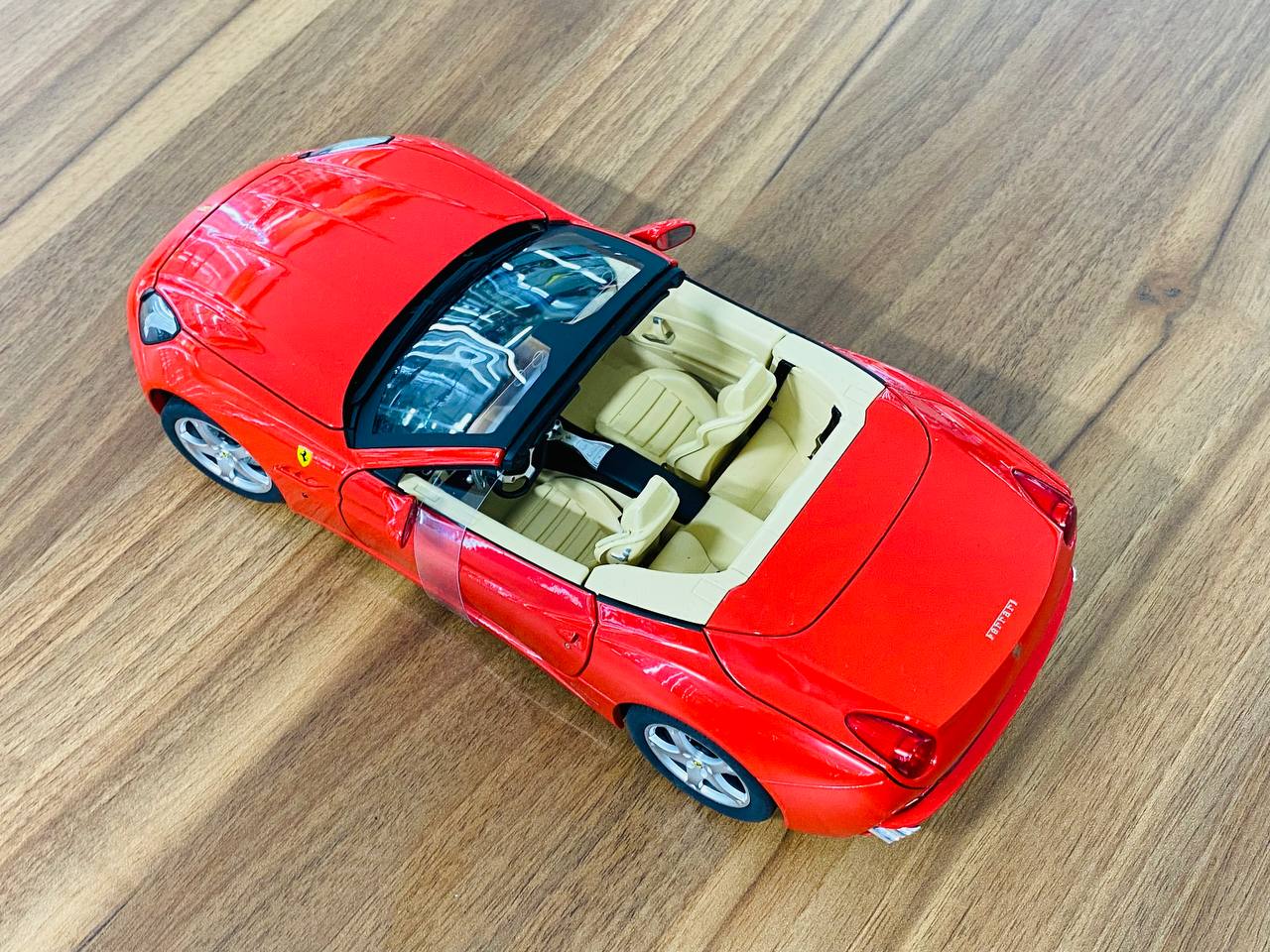 1/18 Diecast - Hotwheels Elite Ferrari California in Red/Beige