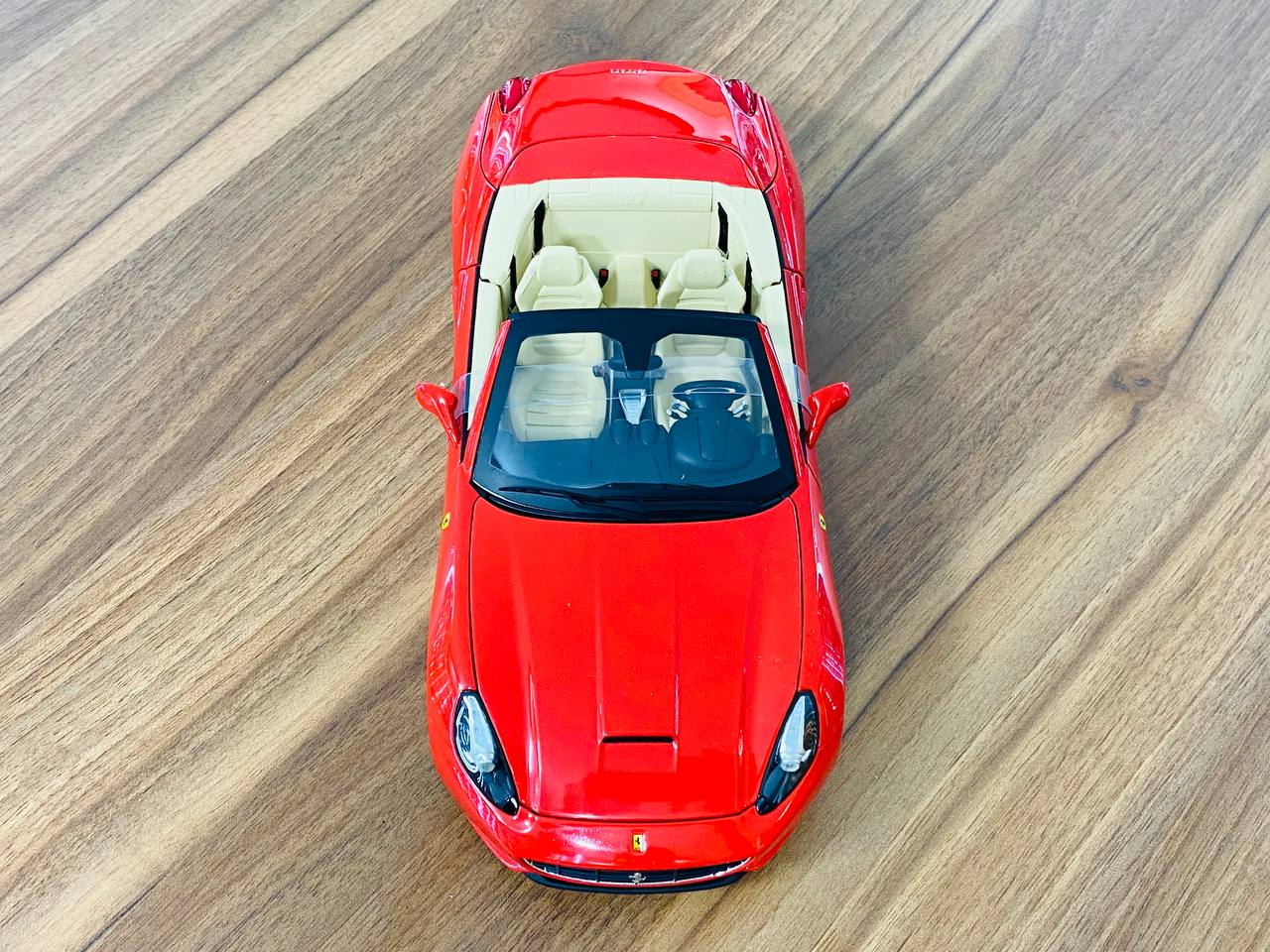 1/18 Diecast - Hotwheels Elite Ferrari California in Red/Beige