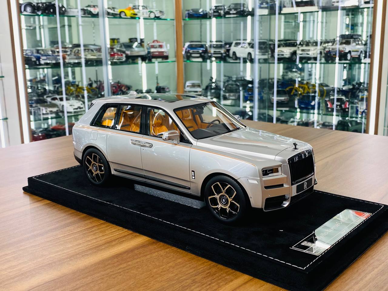 1/18 Resin Model - H&H Rolls Royce Cullinan in Silver/Black Badge, Limited to 30 Pieces