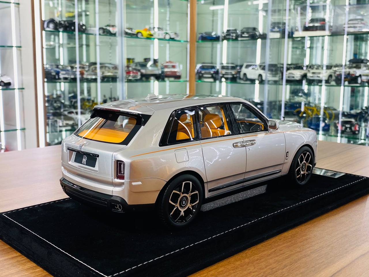 1/18 Resin Model - H&H Rolls Royce Cullinan in Silver/Black Badge, Limited to 30 Pieces