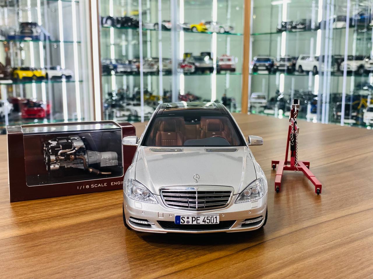 1/18 Diecast MotorHelix Mercedes-Benz S-Class S600L (W221) in Iridium Silver Metallic, Limited to 499 Pieces