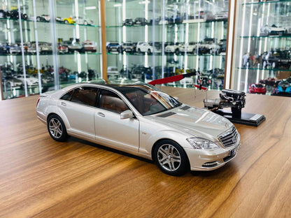 1/18 Diecast MotorHelix Mercedes-Benz S-Class S600L (W221) in Iridium Silver Metallic, Limited to 499 Pieces