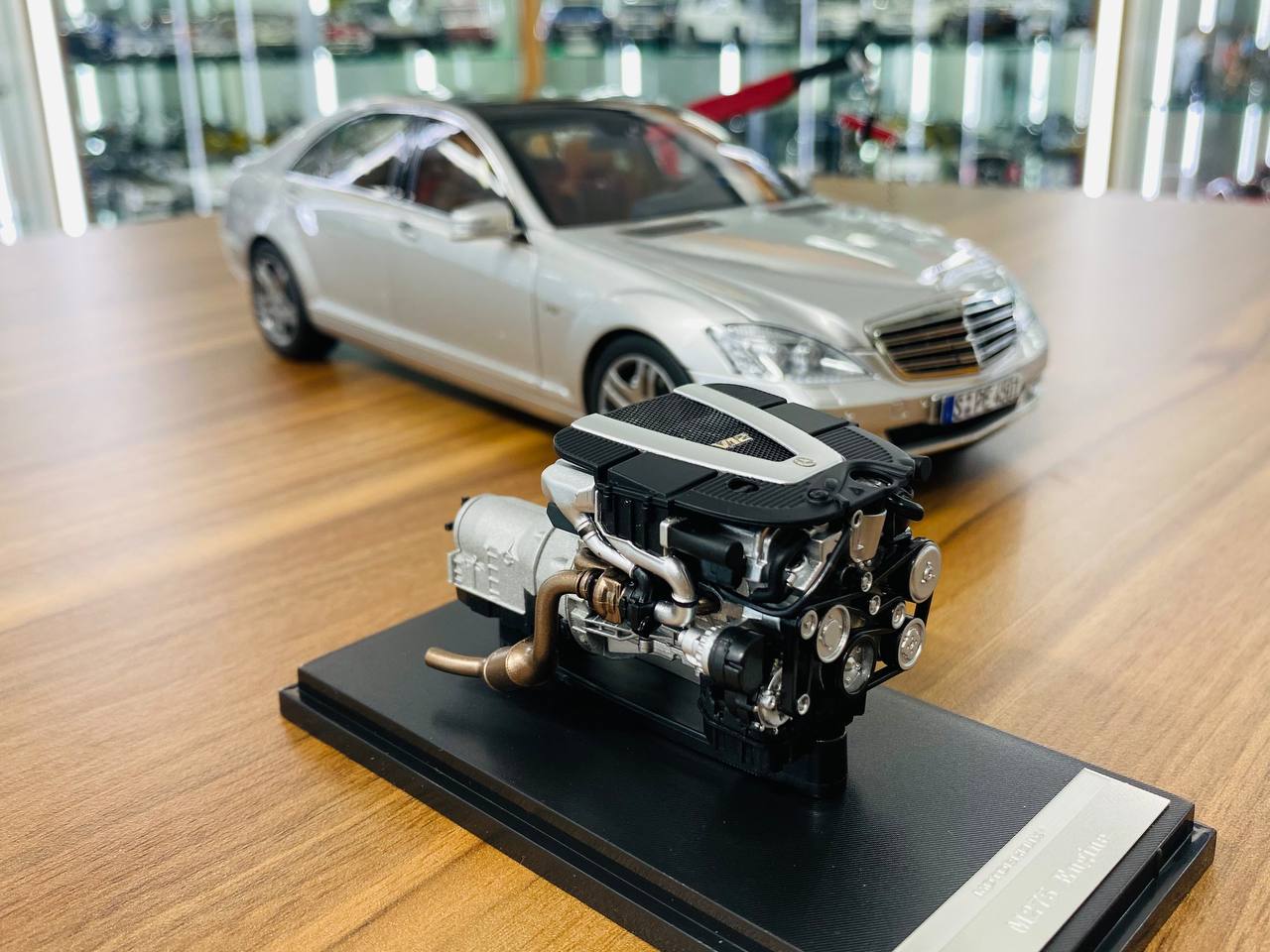 1/18 Diecast MotorHelix Mercedes-Benz S-Class S600L (W221) in Iridium Silver Metallic, Limited to 499 Pieces