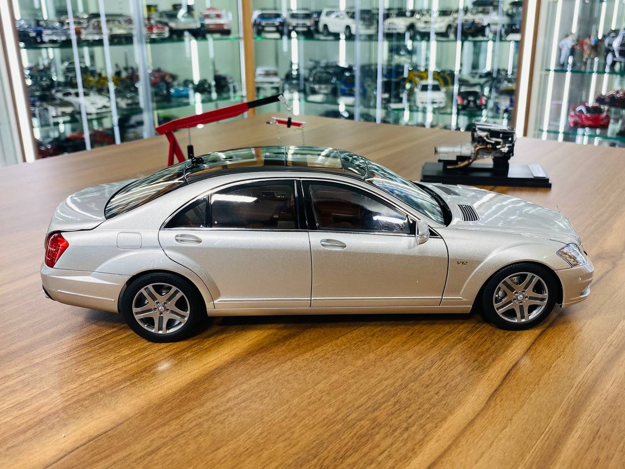 1/18 Diecast MotorHelix Mercedes-Benz S-Class S600L (W221) in Iridium Silver Metallic, Limited to 499 Pieces