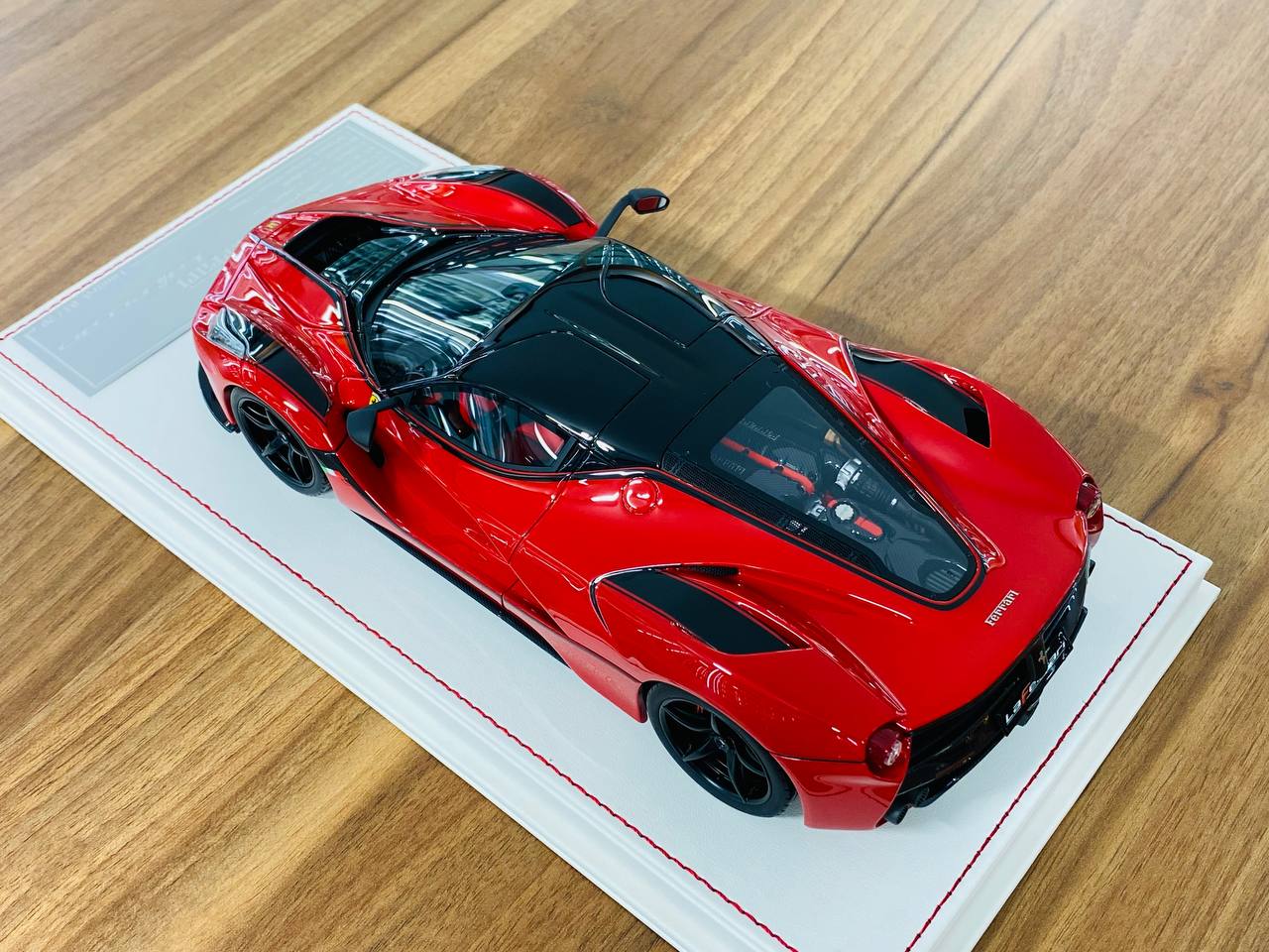 1/18 Resin Davis & Giovanni Ferrari LaFerrari in Rosso Corsa - Limited Edition