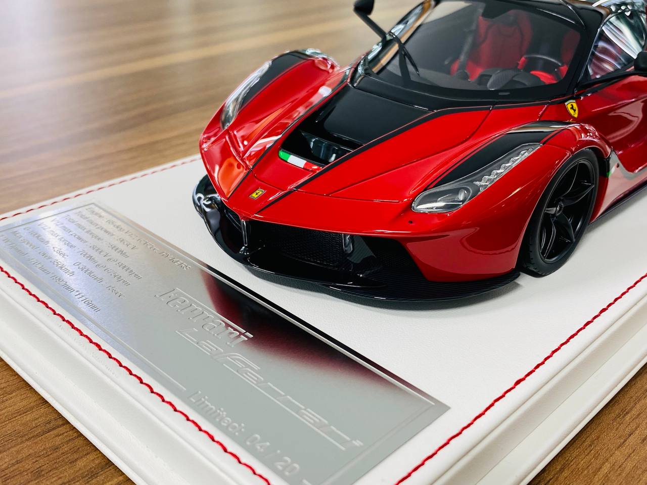 1/18 Resin Davis & Giovanni Ferrari LaFerrari in Rosso Corsa - Limited Edition