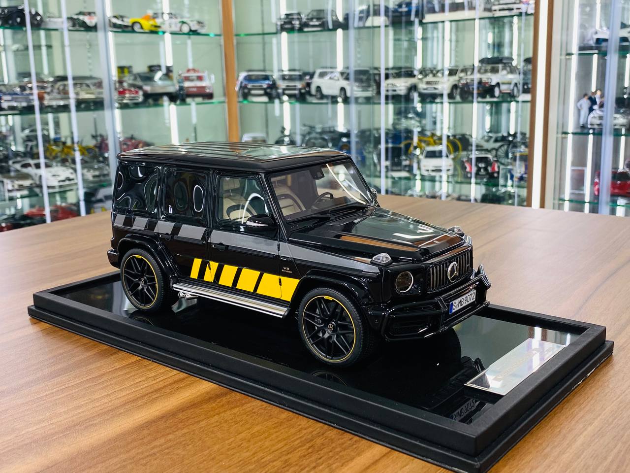 1/18 Resin Motor Helix Mercedes-Benz AMG G-63 (2019) in Black with Yellow/Grey Stripes - Limited Edition