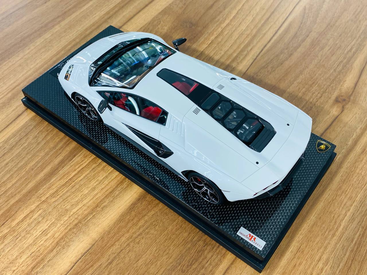 1/18 Resin MR Collection Lamborghini Countach LPi 800-4 in Bianco Siderale - Limited Edition