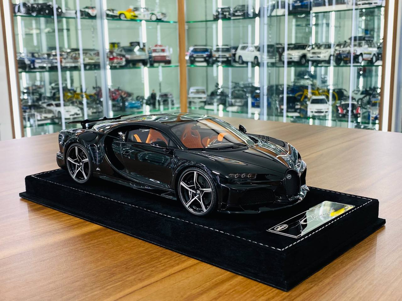 1/18 Resin H&H Bugatti Chiron Super Sport 300+ in Diamond Black - Limited Edition