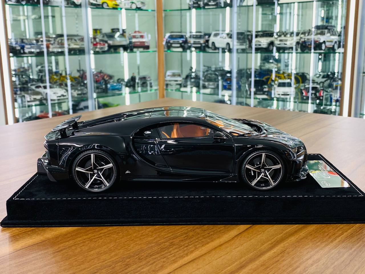 1/18 Resin H&H Bugatti Chiron Super Sport 300+ in Diamond Black - Limited Edition