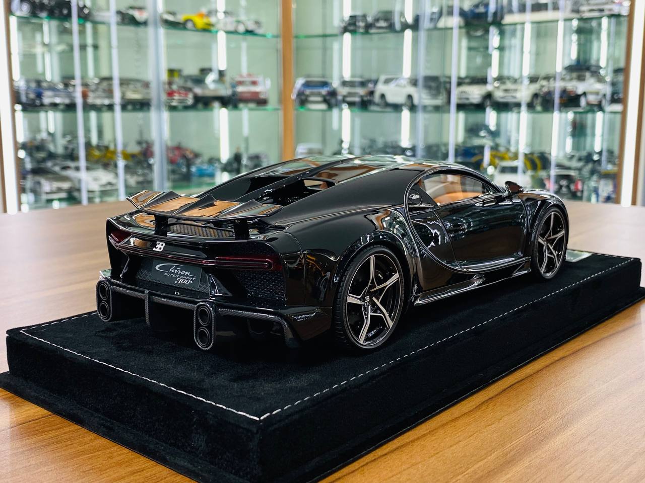 1/18 Resin H&H Bugatti Chiron Super Sport 300+ in Diamond Black - Limited Edition