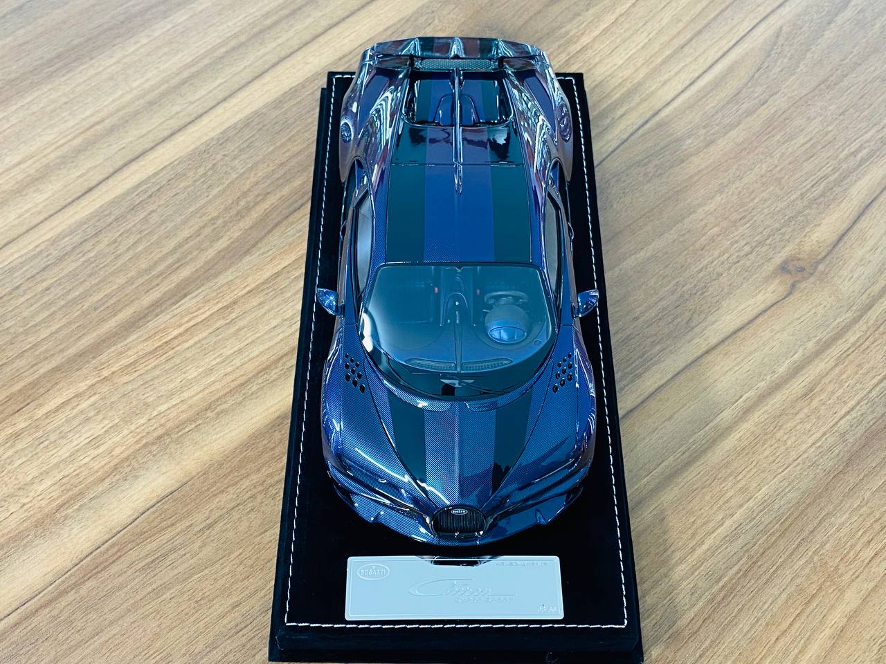 1/18 Resin H&H Bugatti Chiron Super Sport 300+ in Chameleon/Black - Limited Edition