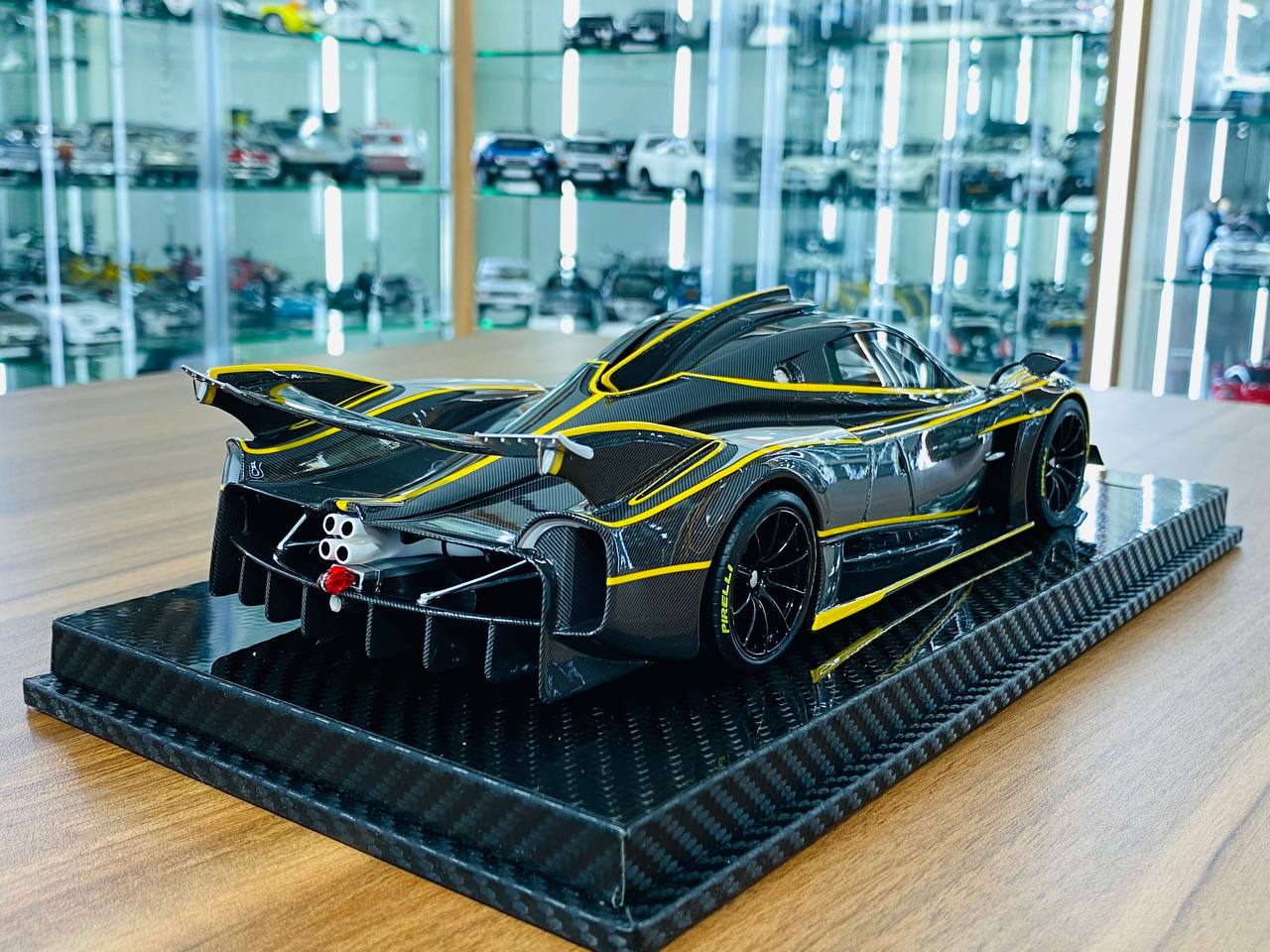 1/18 VIP Model Pagani Huayra R  [ Resin yellow Stripe | Limited Edition ]