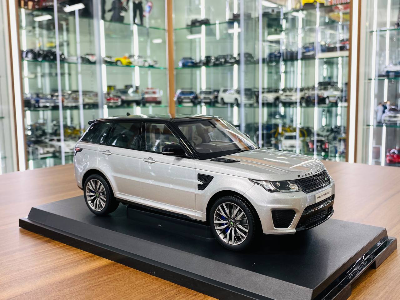 1/18 Resin Model - Kyosho Land Rover Range Rover Sport SVR in Indus Silver