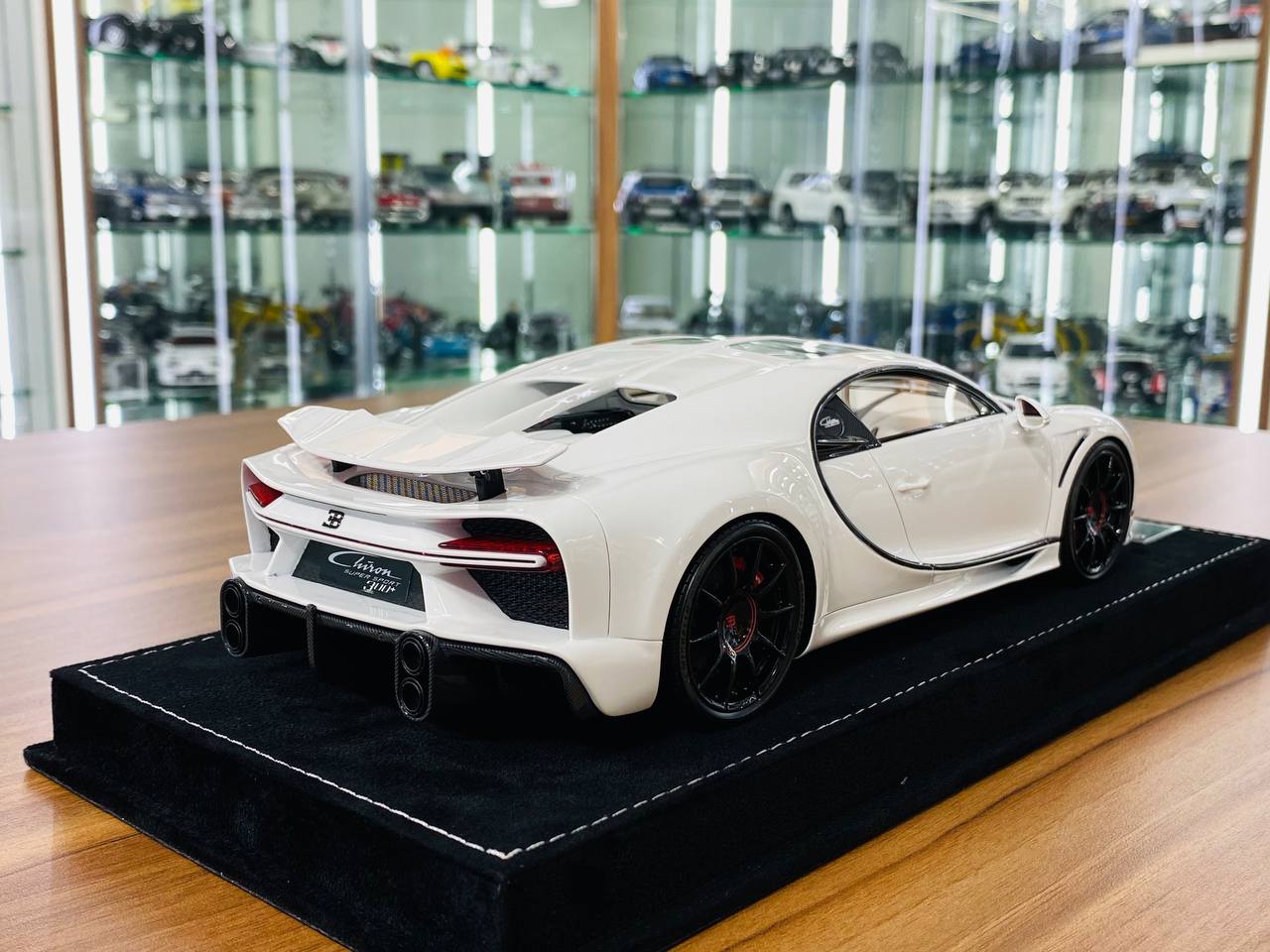 1/18 Resin Model - H&H Bugatti Chiron Super Sport 300+ in Hermes White