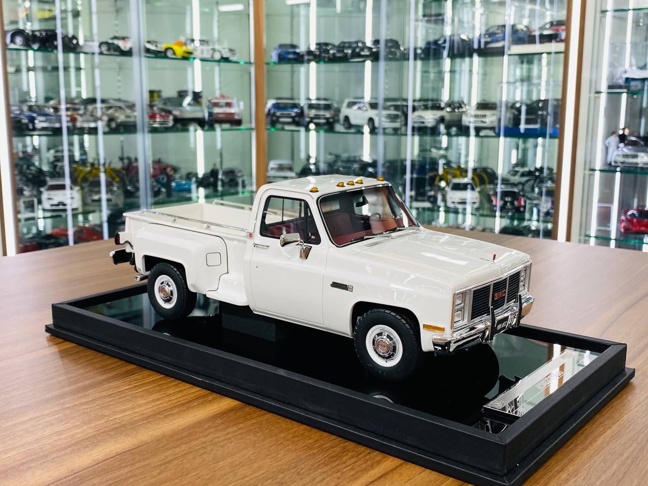 1/18 Resin - Old School Models GMC Sierra Classic 3500 (1986) in White, Limited to 60 Pieces