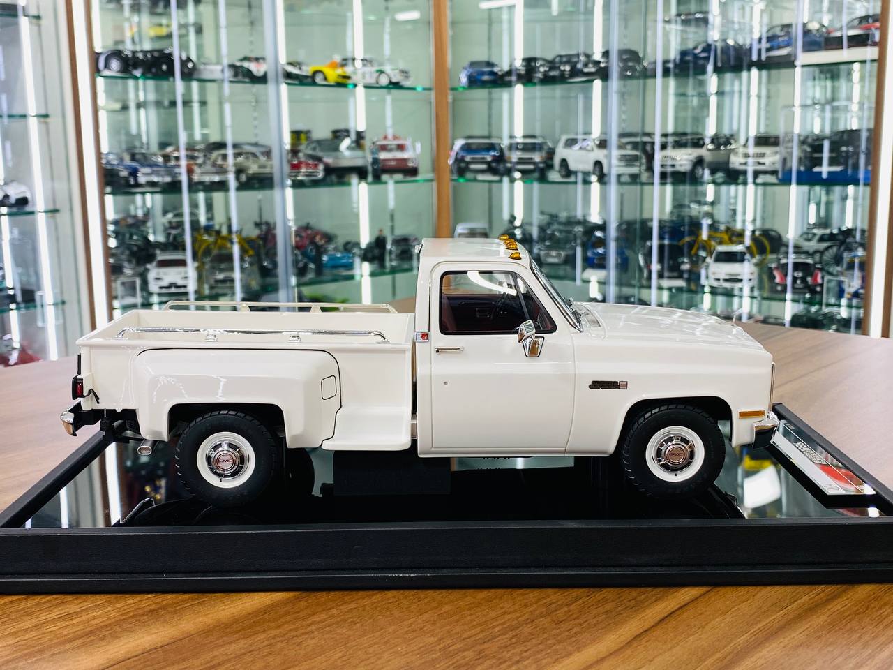 1/18 Resin - Old School Models GMC Sierra Classic 3500 (1986) in White, Limited to 60 Pieces