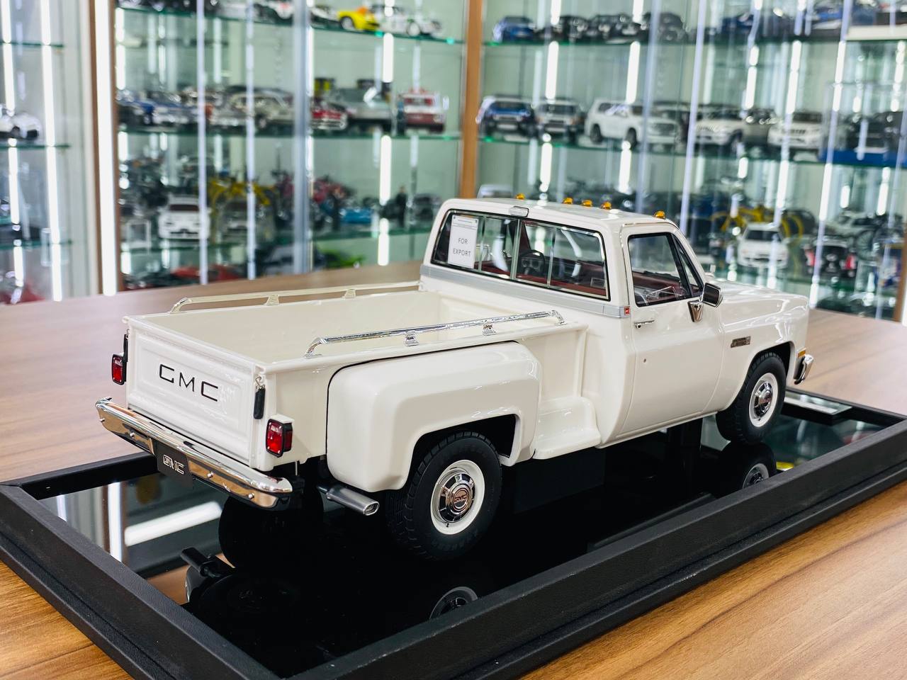 1/18 Resin - Old School Models GMC Sierra Classic 3500 (1986) in White, Limited to 60 Pieces