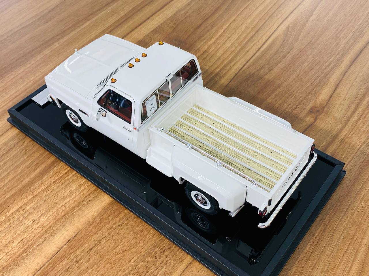 1/18 Resin - Old School Models GMC Sierra Classic 3500 (1986) in White, Limited to 60 Pieces