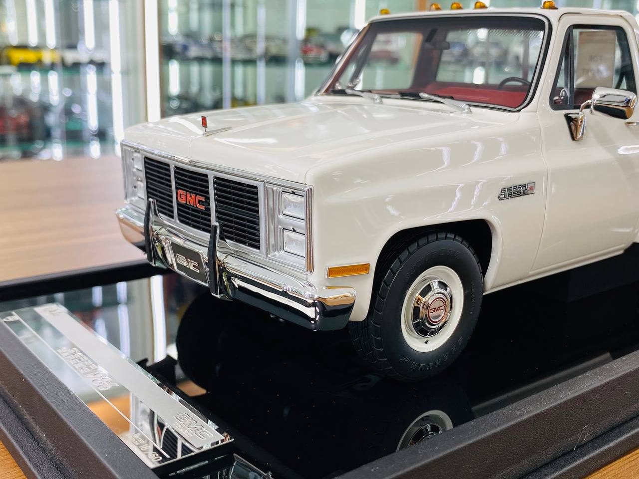 1/18 Resin - Old School Models GMC Sierra Classic 3500 (1986) in White, Limited to 60 Pieces