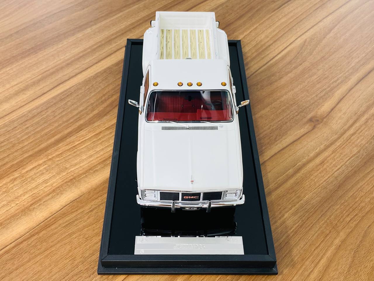 1/18 Resin - Old School Models GMC Sierra Classic 3500 (1986) in White, Limited to 60 Pieces