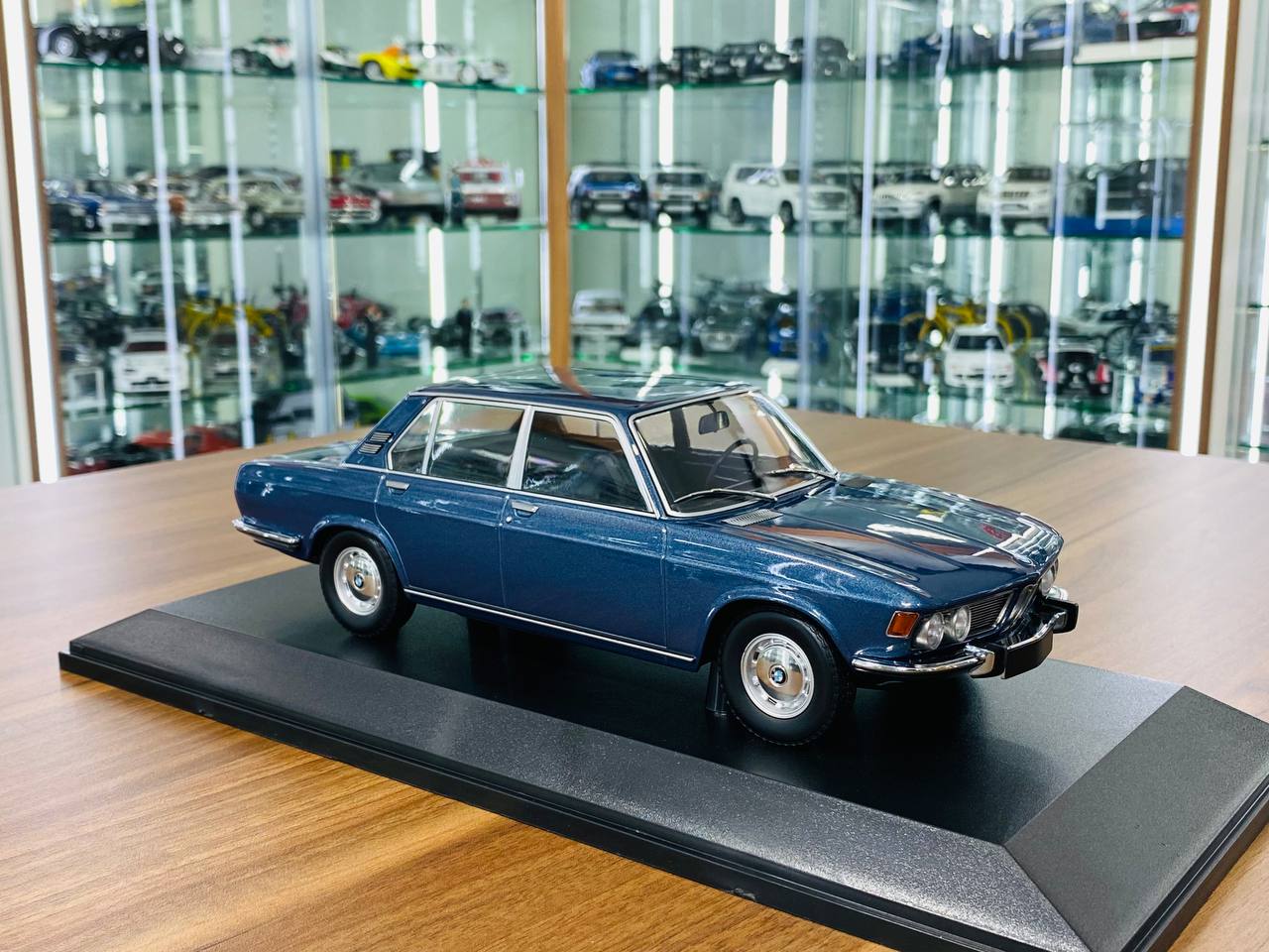 1/18 Diecast Model - Minichamps BMW 2500 (1968) in Blue Metallic, Limited to 504 Pieces