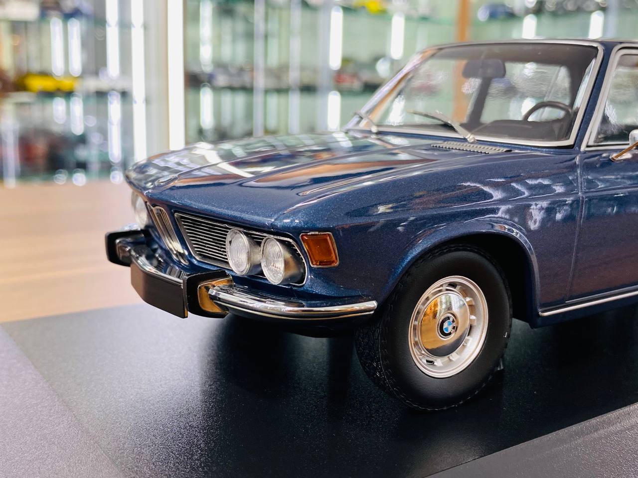 1/18 Diecast Model - Minichamps BMW 2500 (1968) in Blue Metallic, Limited to 504 Pieces