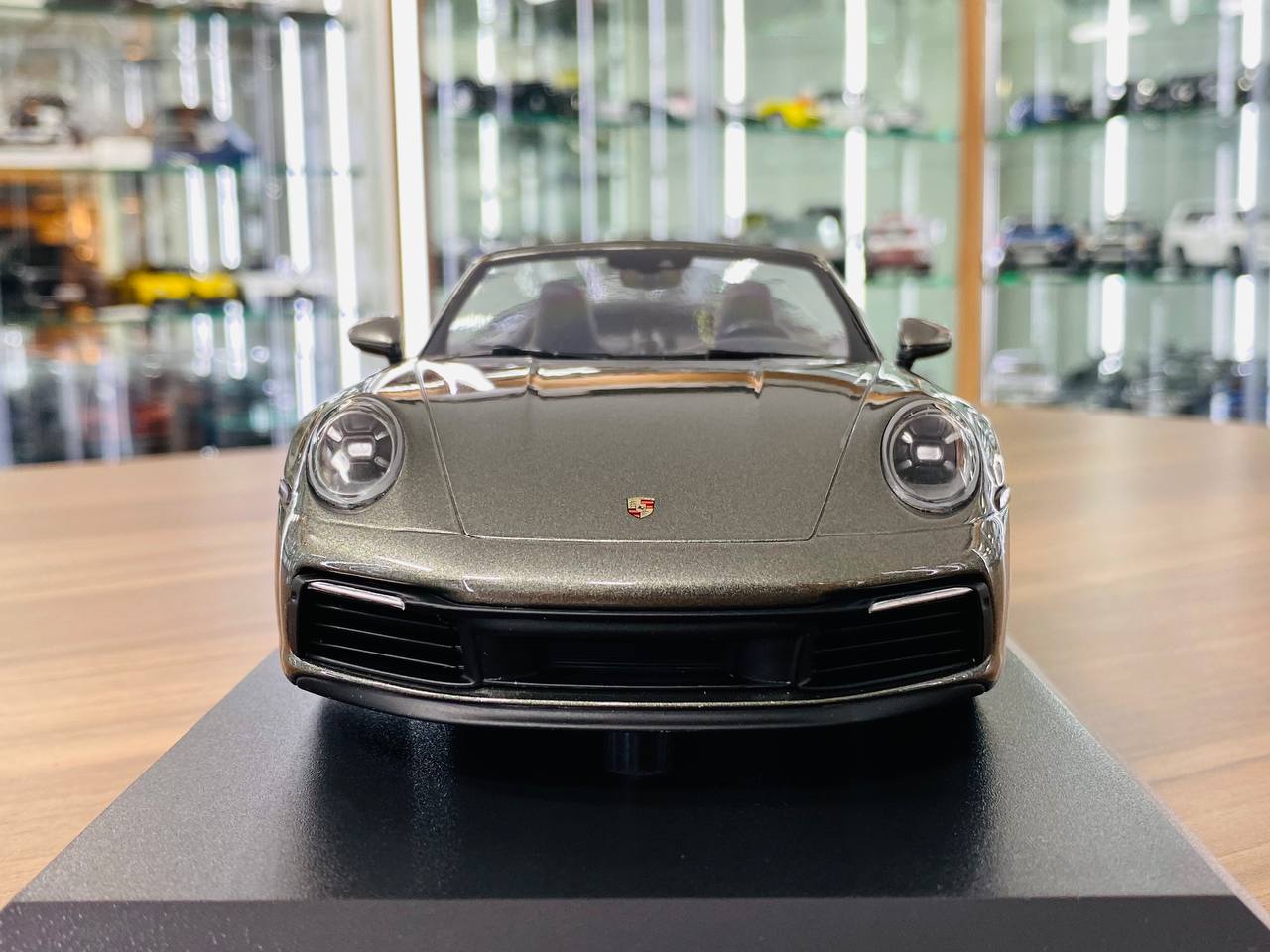 1/18 Diecast Model - Minichamps Porsche 911 Carrera 4S Cabriolet (2019) in Green Metallic, Limited Edition