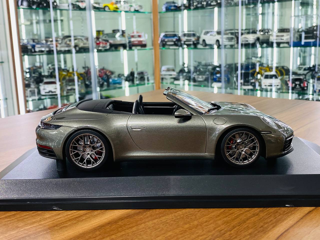 1/18 Diecast Model - Minichamps Porsche 911 Carrera 4S Cabriolet (2019) in Green Metallic, Limited Edition