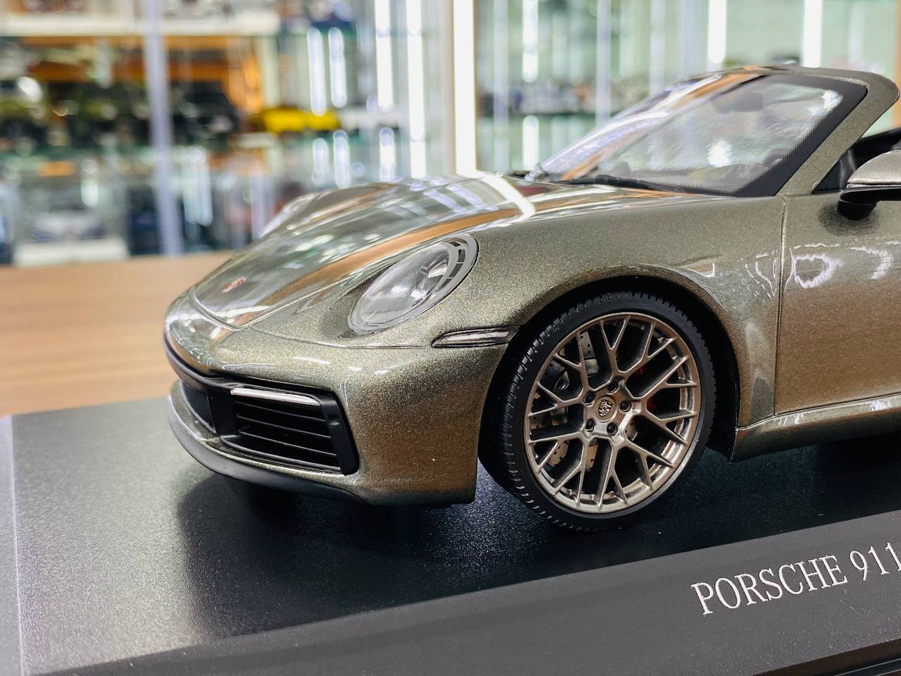 1/18 Diecast Model - Minichamps Porsche 911 Carrera 4S Cabriolet (2019) in Green Metallic, Limited Edition